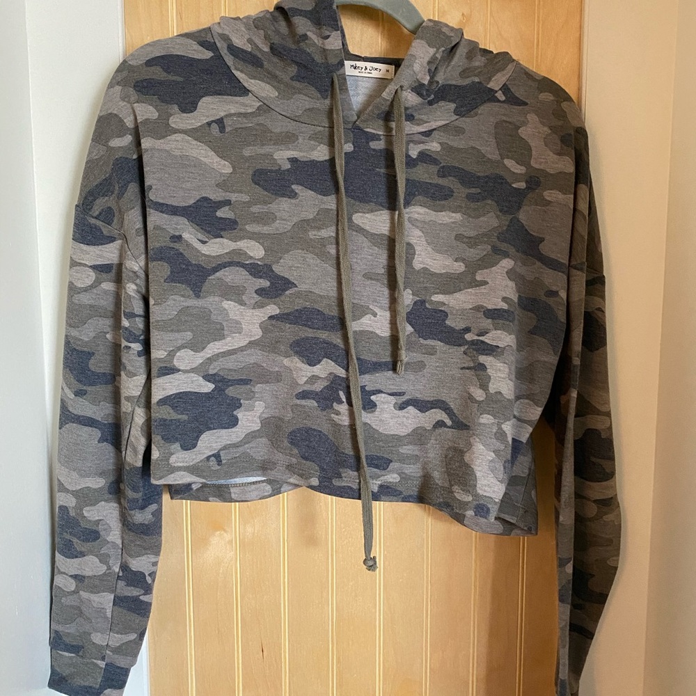 camo cropped sweatshirt
